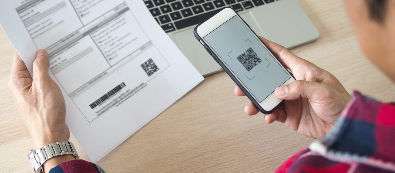 Men pay annual life insurance money through bank applications via smartphone.